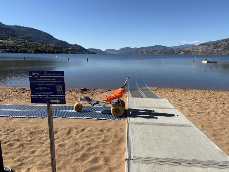 Skaha Main mobi mat into lake